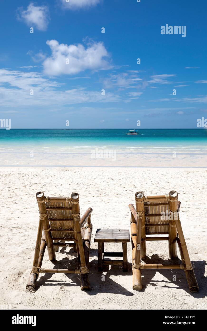 Bambusstühle am weißen Strand, Philippinen. Stockfoto