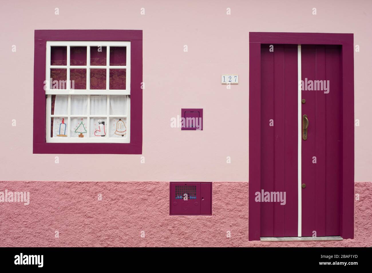 Schöner pinkfarbener und violetter Eingang eines gewöhnlichen Hauses Stockfoto