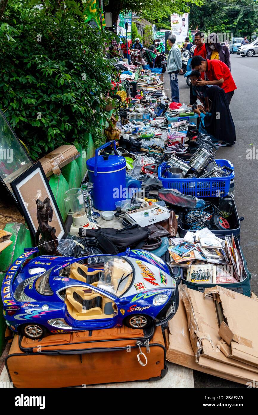 Indonesische Leute, die sich mit gebrauten und neuen Artikeln in der Straße, Jakarta, Indonesien, aussuchen. Stockfoto