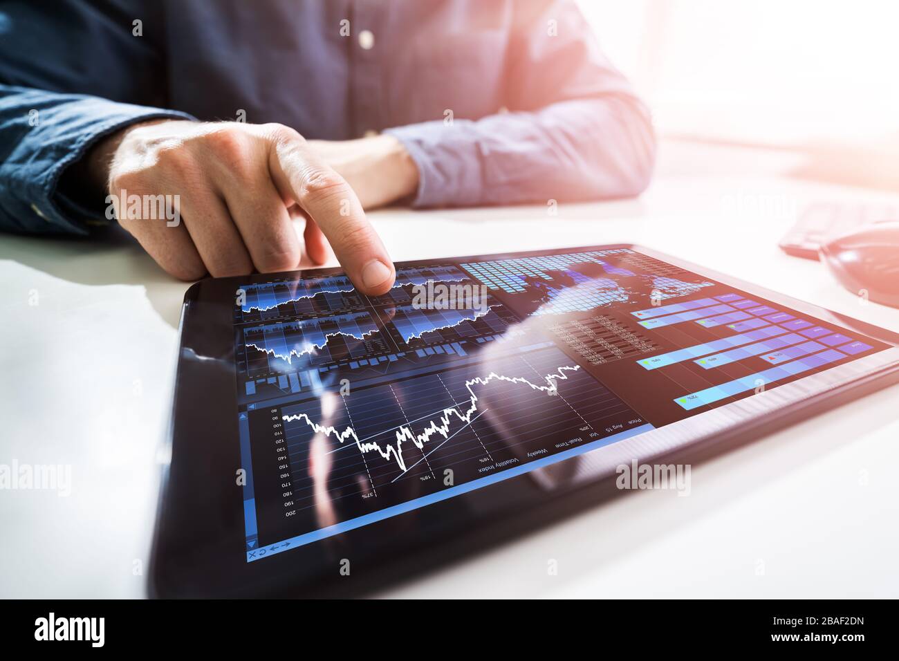 Nahaufnahme des Handanalyse-Diagramms EINES Geschäftsmannes auf dem Tablet Stockfoto