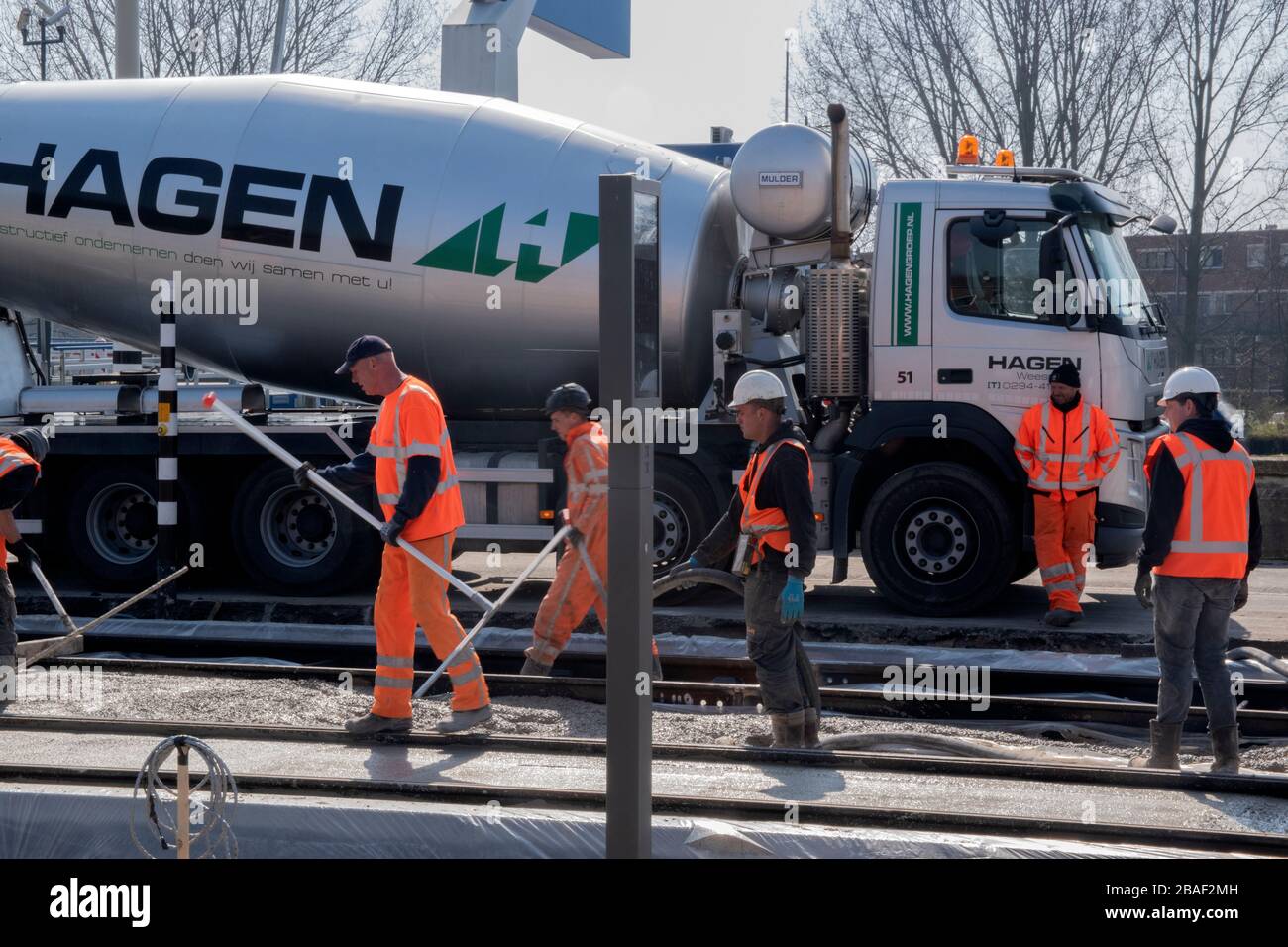 Wie Man Nicht An Der Tram-Linie Der Baustelle Während Des Corona-Virus-Ausbruchs Bei Diemen, Niederlande 2020, Arbeitet Stockfoto