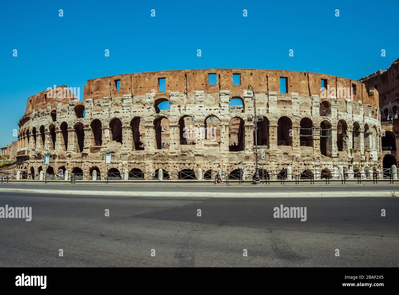 Das Kolosseum von außen, römische Architektur mit Steinen. Altes und historisches Denkmal in Europa. An einem sonnigen Tag mit blauem Himmel. Kolosseum. Stockfoto