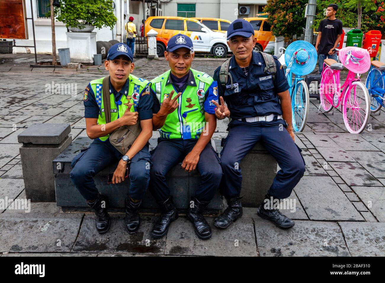 Eine Gruppe von Sicherheitsgarden, Taman Fatahillah-Platz, Jakarta, Indonesien. Stockfoto