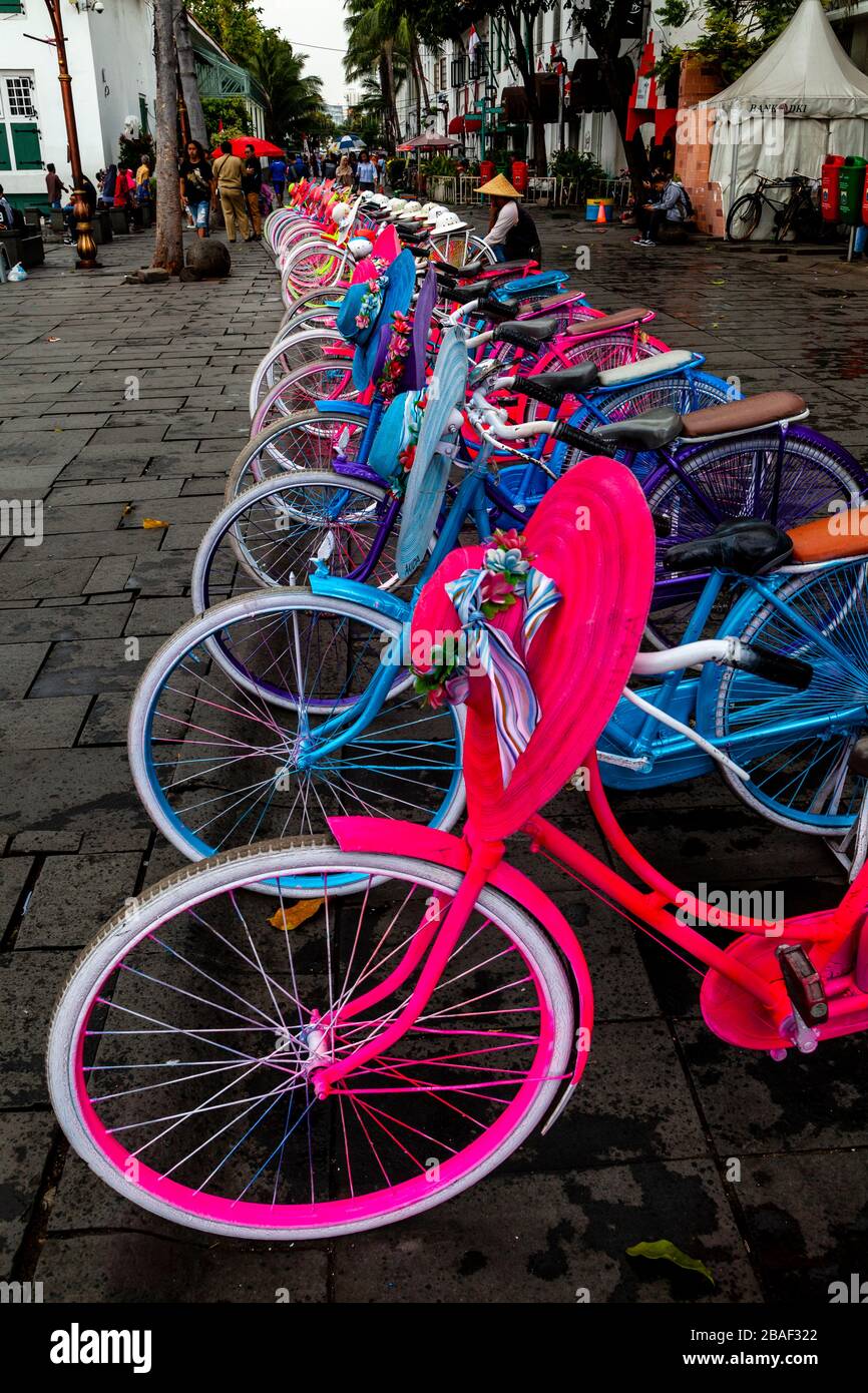 Bunte Fahrräder Können Sie Am Taman Fatahillah Square, Der Altstadt Von Jakarta, Jakarta, Indonesien Mieten. Stockfoto