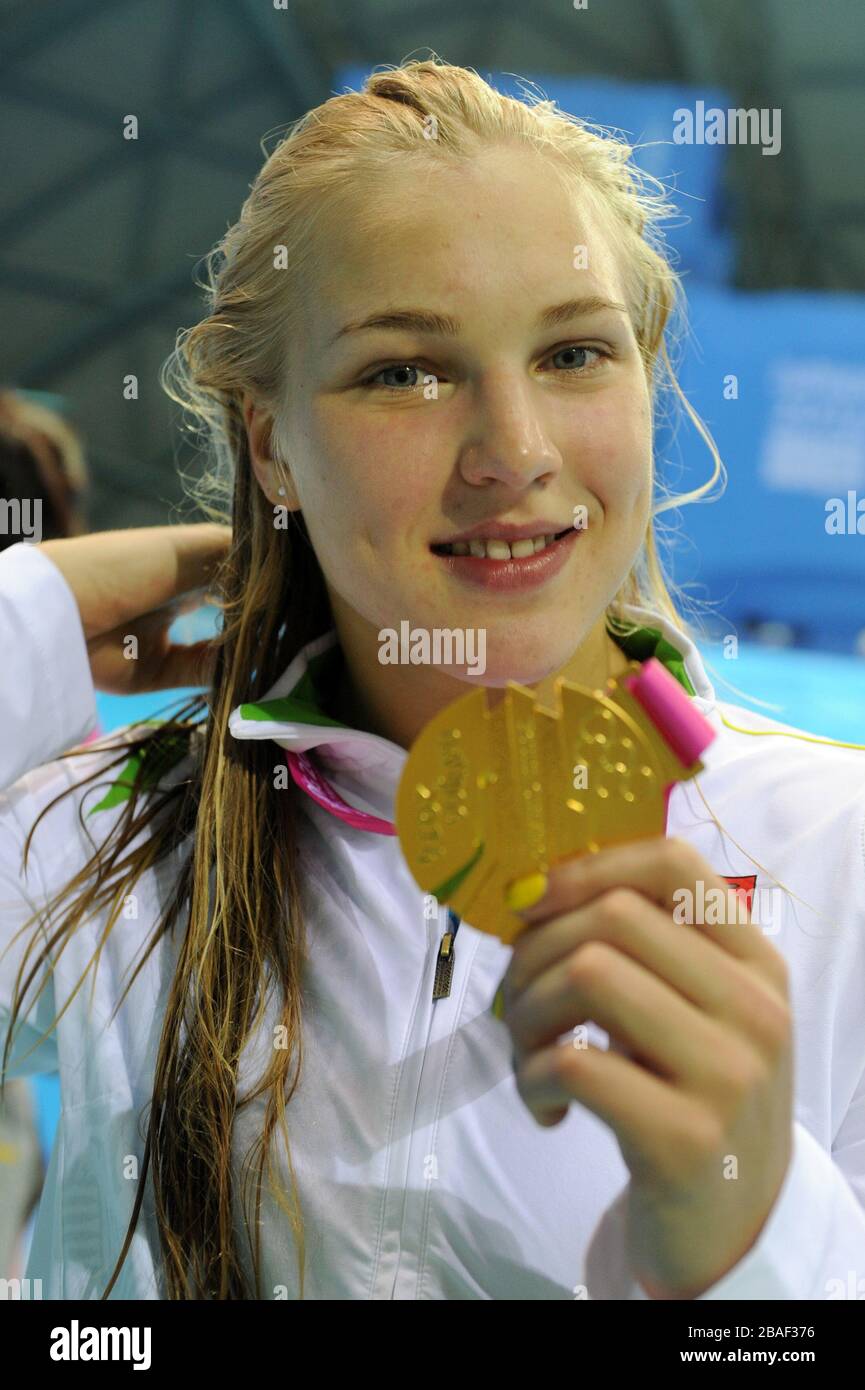 Ruta Meilutyte aus Litauen posiert mit ihrer Goldmedaille bei der Preisverleihung für 50-m-Brustschlag der Frauen während der Olympischen Sommerspiele 2014 Stockfoto