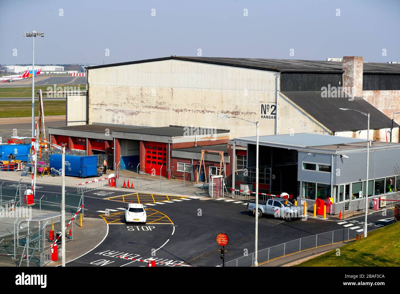 Ein allgemeiner Blick auf Hangar 2 auf dem Flughafen Birmingham, da Gespräche über die Einrichtung einer temporären Leichenhalle am Flughafen mit Platz für bis zu 12.000 Leichen in einem Worst-Case-Szenario inmitten des Covid-19-Ausbruchs geführt wurden. Stockfoto