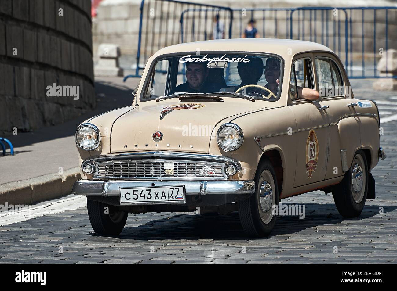 Moskau, Russland, Auto Moskwitsch 407 des Moskauer Werks für Kleinwagen, Gorkyclassic-Oldtimer-Rennen durch die Straßen der Stadt, stilisiert Stockfoto