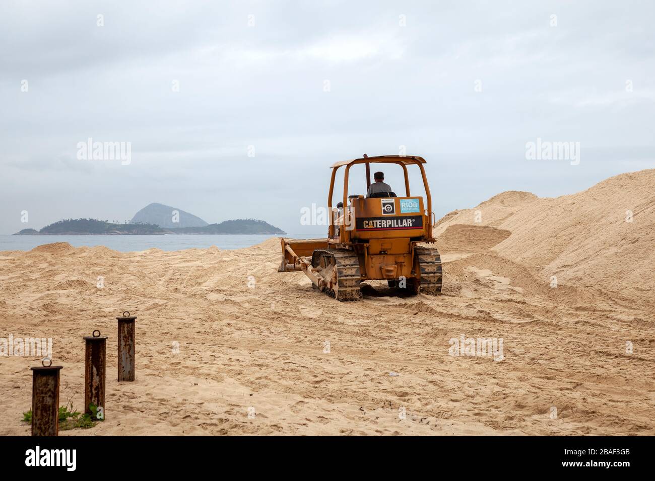 Digger am Ipanema Beach verteilt Sand - Rio, Brasilien Stockfoto