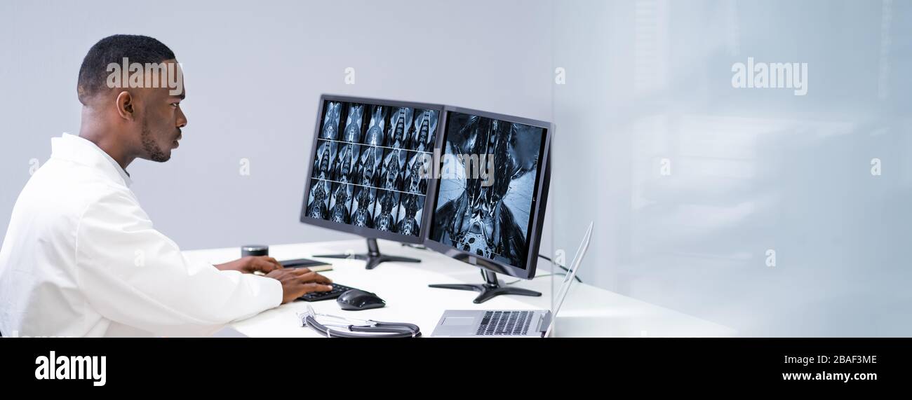 Reife männliche Arzt untersucht Wirbelsäule X-ray In der Klinik Stockfoto