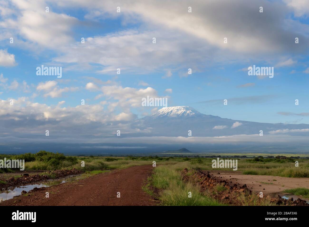 Schotterstraße mit Blick auf den Kilimandscharo, Amboseli Nationalpark, Kenia. Stockfoto