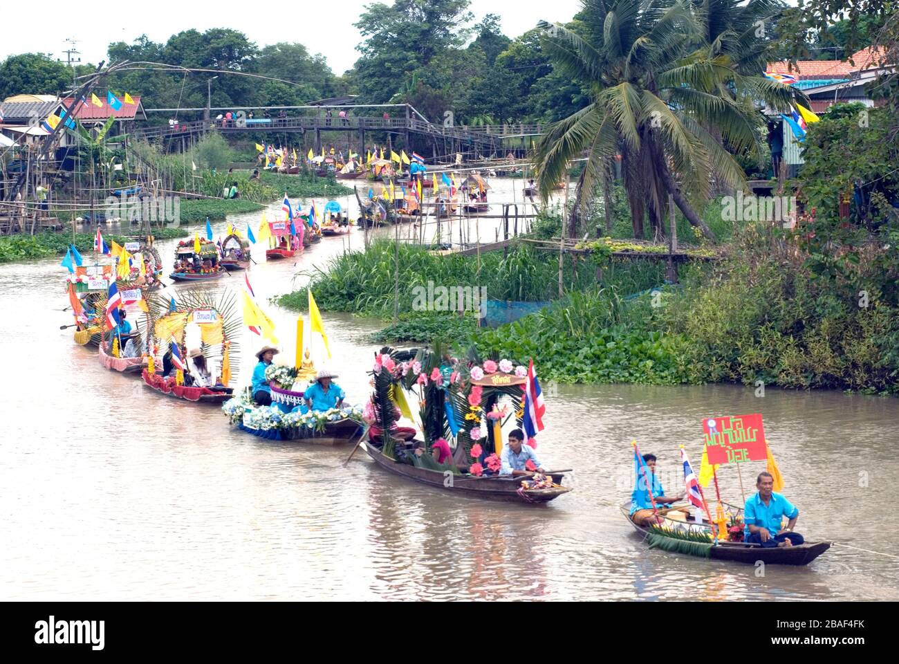 Schöne Blumenboote in der schwimmenden Parade, das einzigartige jährliche Kerzenschwimmfest LAD Chado der Buddhistin, das im LAD Chado Kanal in Thailand geliehen wurde. Stockfoto