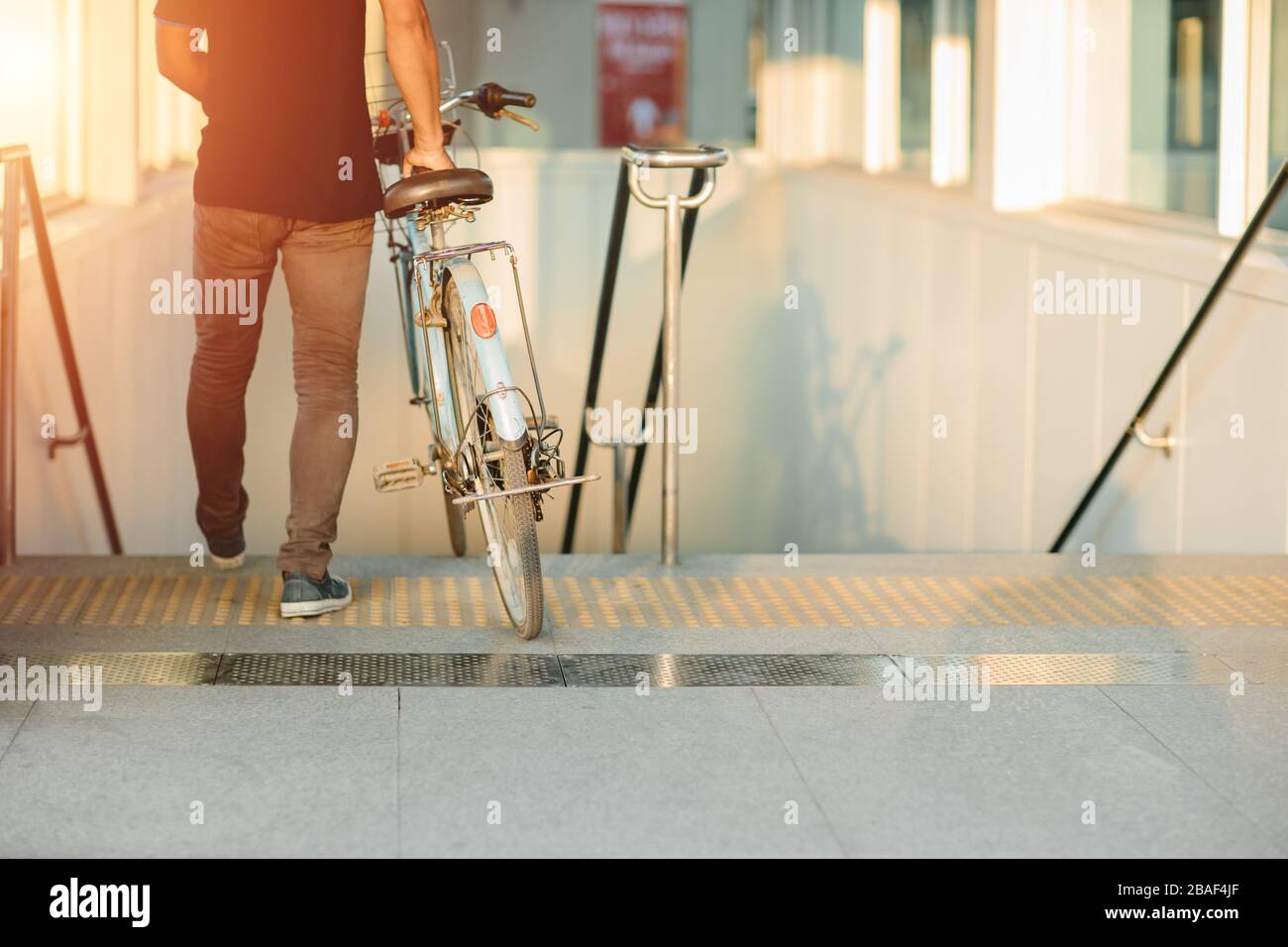 Moderner Lebensstil der Stadtmenschen, die Fahrräder mitbringen, wird mit der U-Bahn-Station am autofreien Tag genutzt. Stockfoto