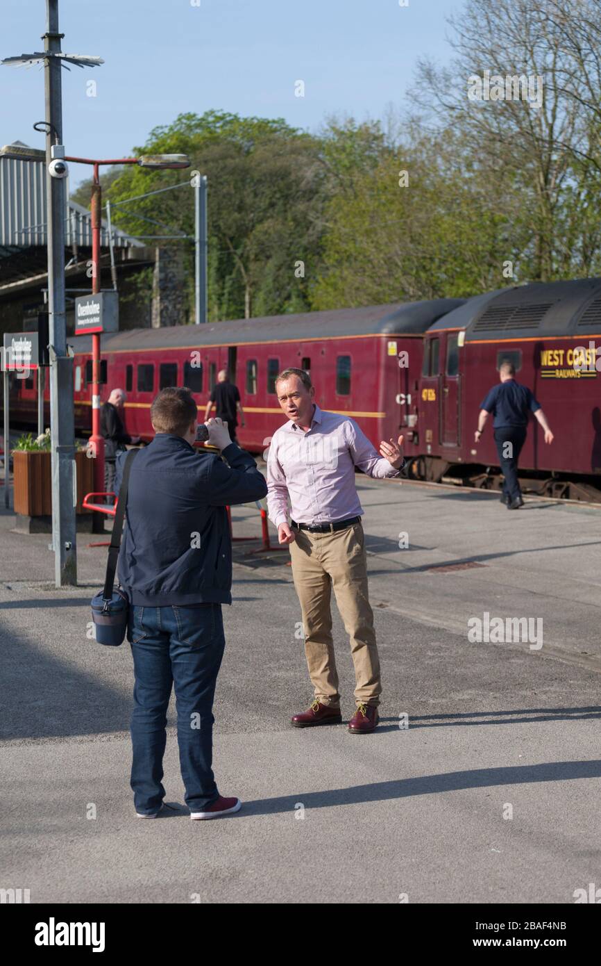 Tim Farron, liberaler Demokrat Abgeordneter für die Südseen, der ein Stück für soziale Medien über den Westküsten-Eisenbahnverkehr auf der Lake-Linie aufzeichnet Stockfoto