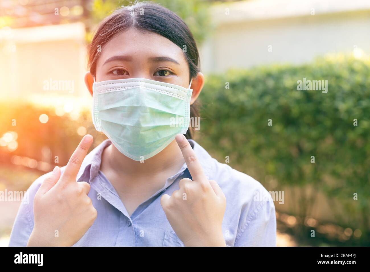 Personen, die eine einmal-Gesichtsmaske zum Schutz vor Corona-Viren verwenden, Kovid 19 Stockfoto