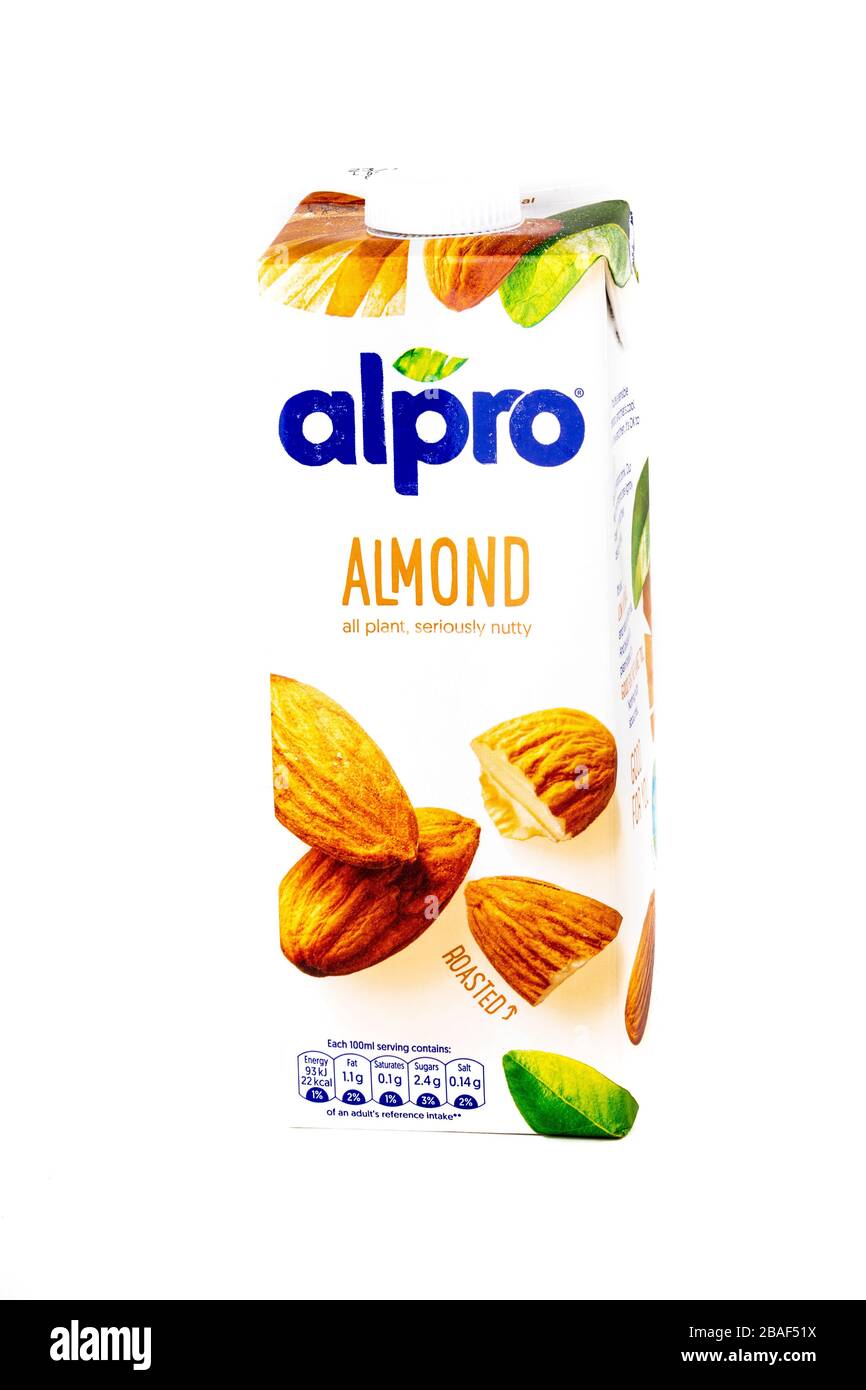 Alpro Mandelmilch, Alpro, Mandelmilch, Milchkarton, Karton, alpro Milch, vegane Milch, weißer Hintergrund, Kopierbereich, isoliert, Produkt, Produkte, Artikel, Artikel, Stockfoto