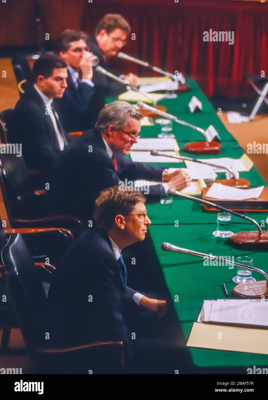 WASHINGTON, DC, USA - 3. MÄRZ 1998: Bill Gates, Bottom, CEO Microsoft, zeugt vor dem Kongress. Stockfoto