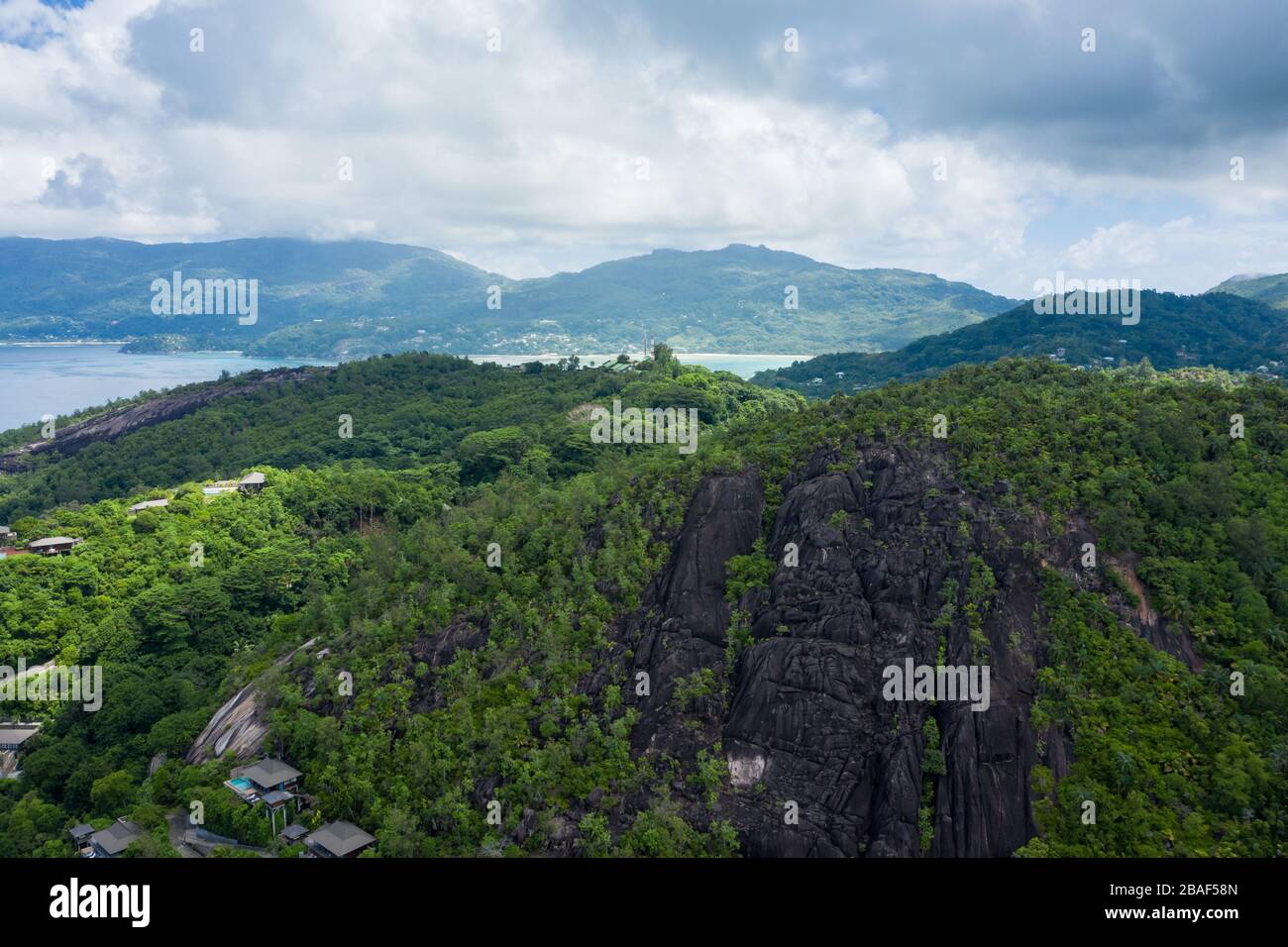 Panoramablick der Drohne auf die üppig grünen Berge und den bewölkten Himmel über das Innere der Mahe Island, Seychellen Stockfoto
