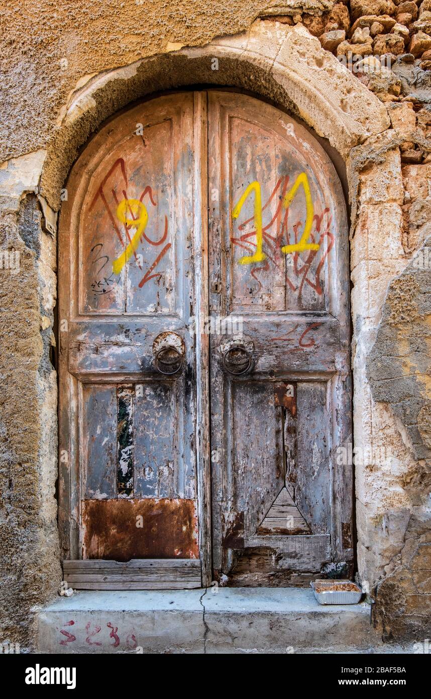 Verfallene Tür auf Kretas Stockfoto