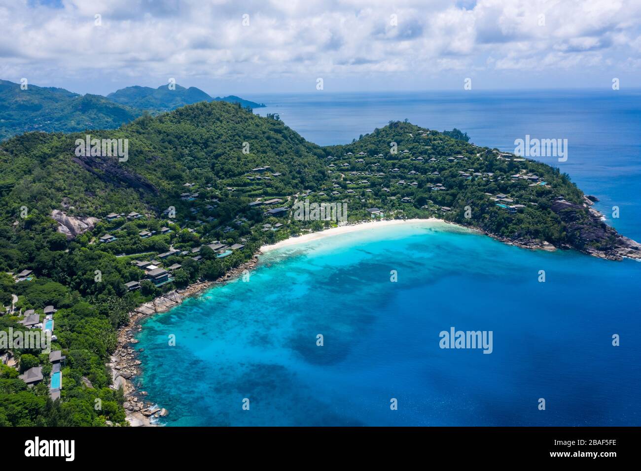 Blick von der Drohne auf den abgeschiedenen Strand von Anse Petite mit bewaldeter Landzunge und türkisfarbenem Indischen Ozean, Mahe, Seychellen Stockfoto