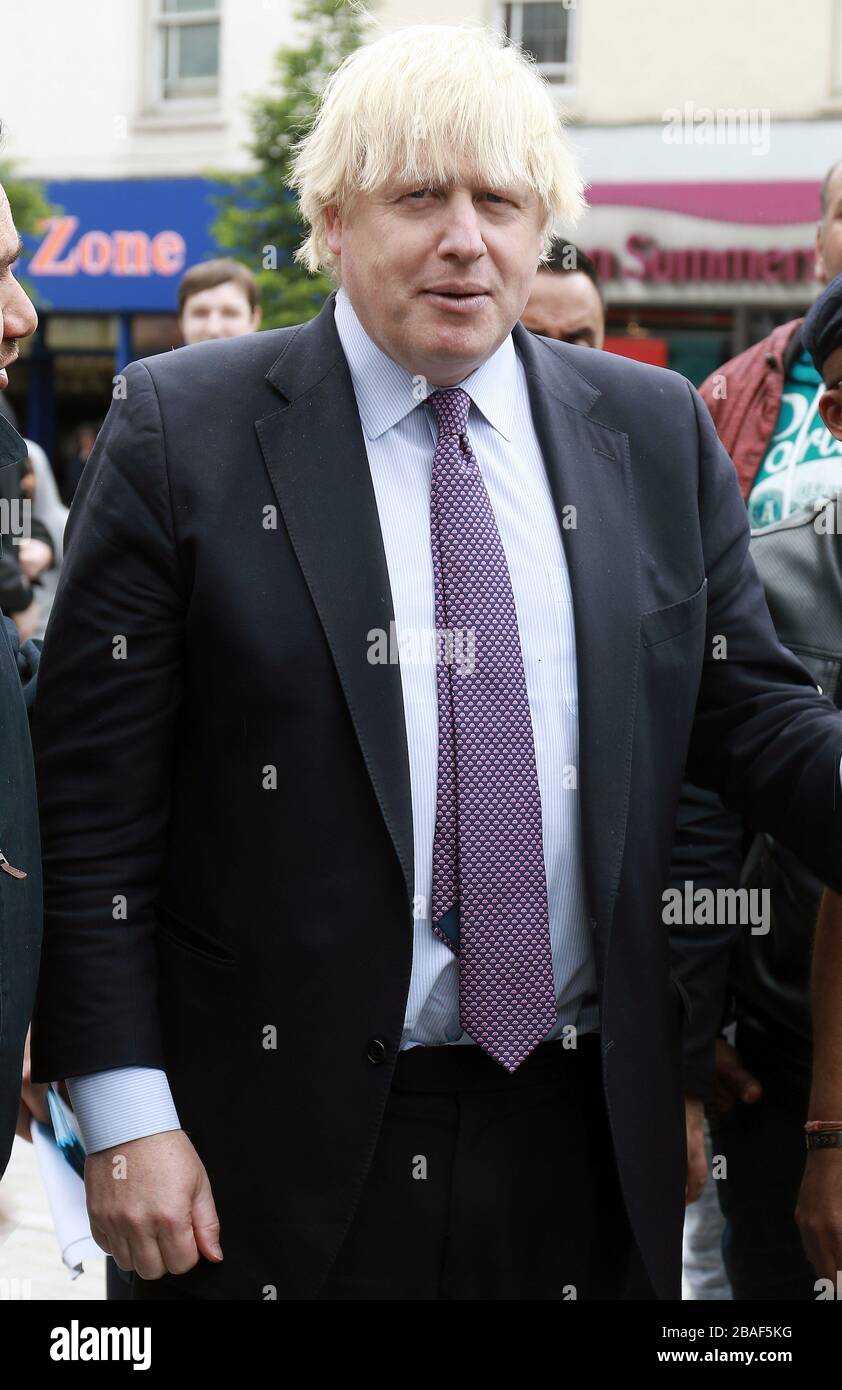 Mai 2017 in London, Großbritannien: (EditorÂ€™S-NOTE: Image Archived 19/05/2017).Boris Johnson besucht Hounslow High Street während des Wahlkampfpfads für die allgemeinen Wahlen 2017, Hounslow..Premierminister Boris Johnson MP hat positiv auf Coronavirus getestet, Downing Street hat angekündigt, dass Mr Johnson leichte Symptome hat und sich in Downing Street selbst isolieren wird. Er werde weiterhin für den Umgang der Regierung mit der Krise verantwortlich sein, fügte die Erklärung hinzu. (Bild: © Keith Mayhew/SOPA Bilder über ZUMA Wire) Stockfoto