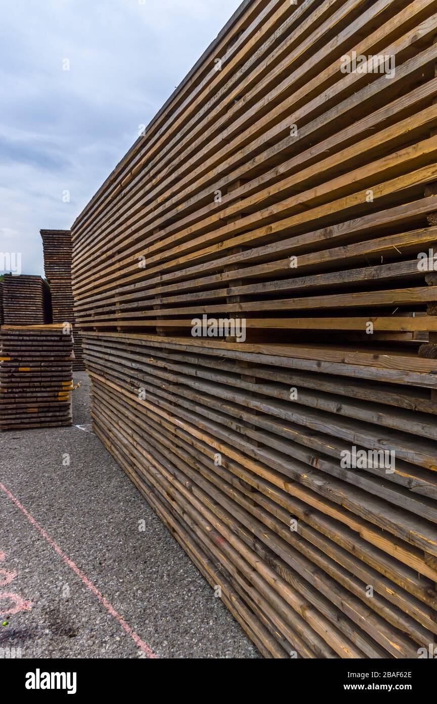 Standbau einer regionalen Messe, Zeltkonstruktion, Holzpfosten und  Holzbretter fr den Zeltboden auf dem Stapel, Zelte im Hintergrund, Alu  Stockfotografie - Alamy