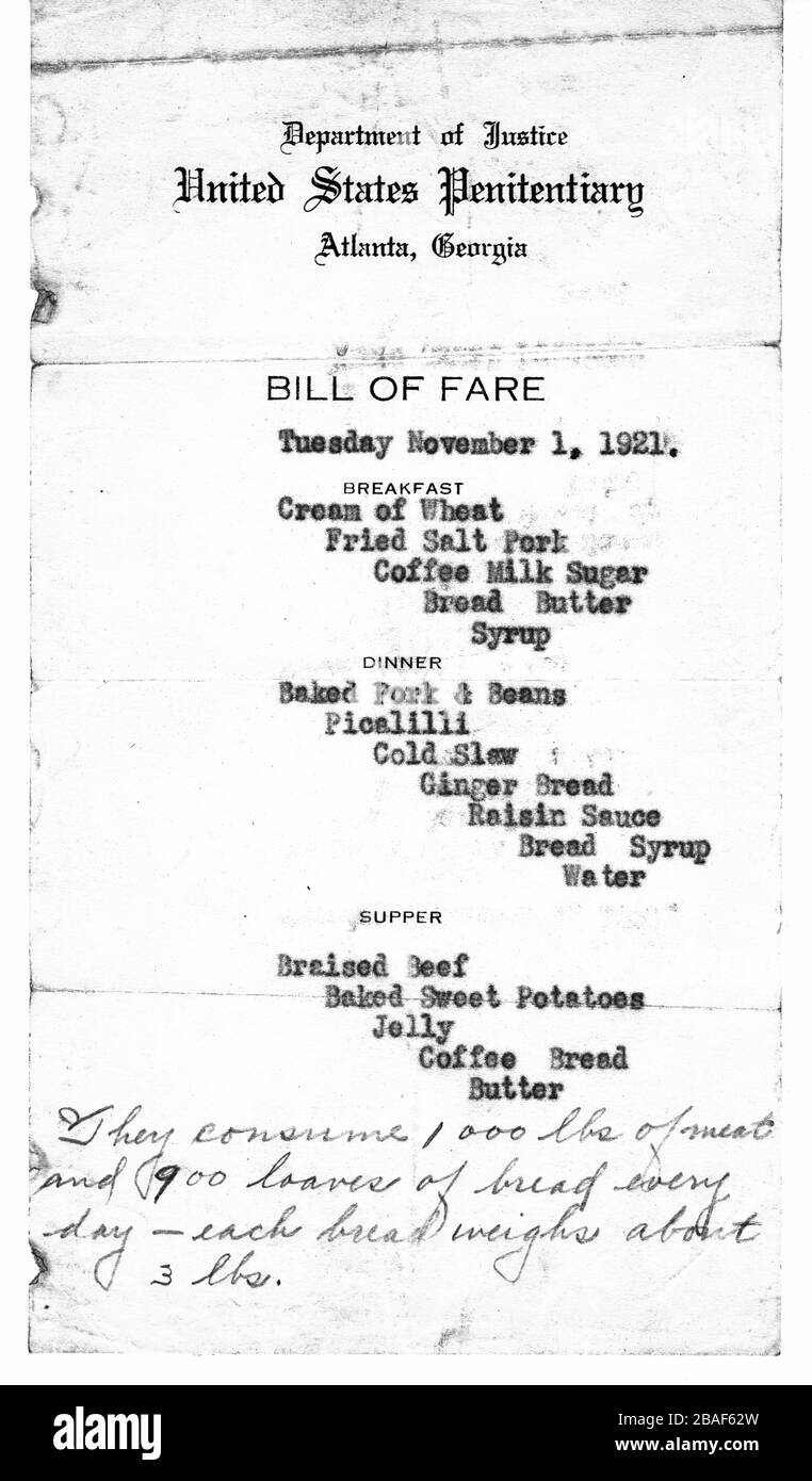 Dies ist ein tatsächliches, ursprüngliches Menü aus dem US-amerikanischen Strafvollzugshaus in Atlanta, George, USA. Es zeigt genau, was den Gefangenen am Tag des 1. November 1921 für alle drei Mahlzeiten serviert wird. Um meine anderen ungewöhnlichen Vintage-Bilder zu sehen, suchen Sie: Prestor Vintage ODD Stockfoto