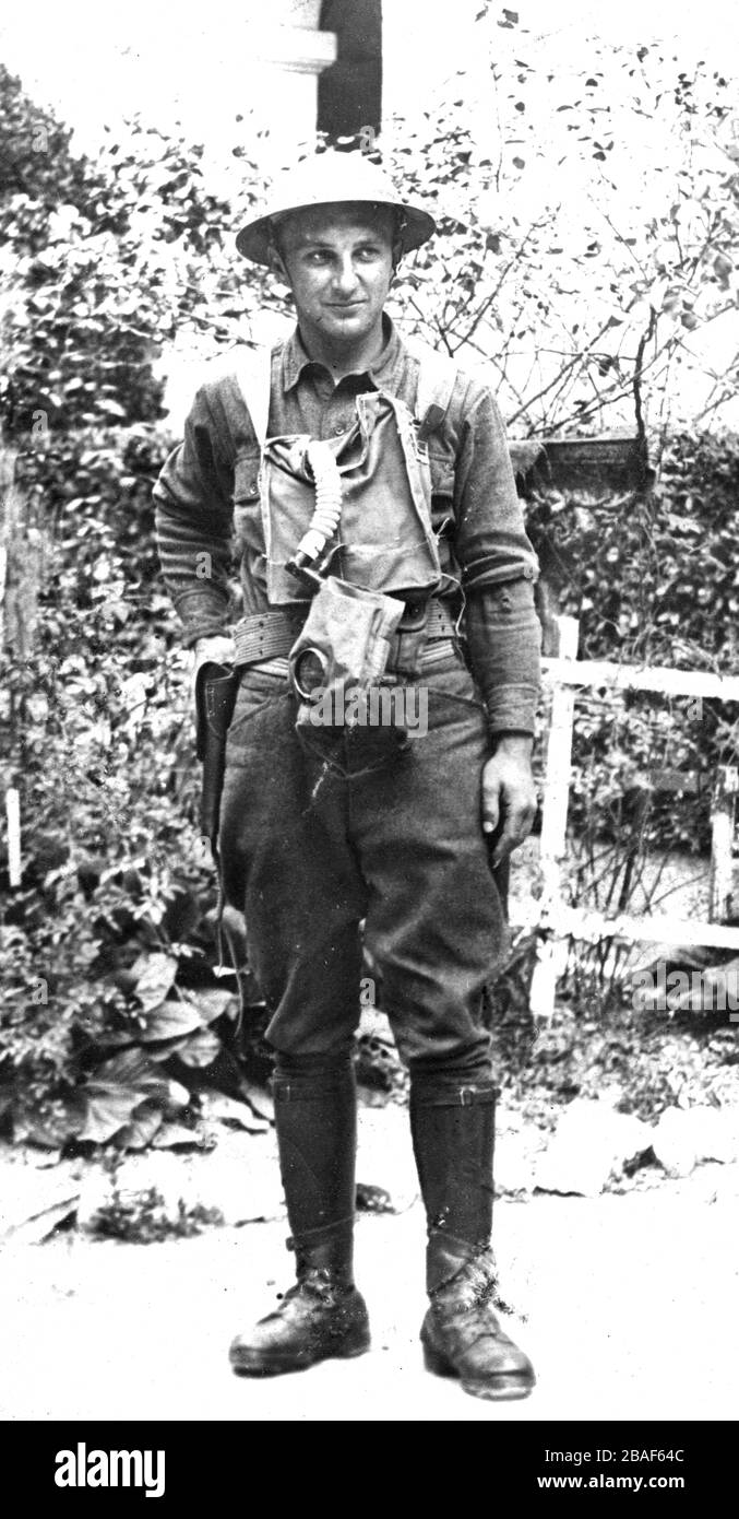 Hier ist ein Soldat der Ameican US Army aus dem Jahr 1919, der im ersten Weltkrieg eine Pause von seinen Kämpfen in Frankreich einlegte. Er posiert hier mit einer Gasmaske, die um den Hals geschleudert wird. Dieses Foto bietet einen recht guten Blick auf den Atemschlauch und die Gesichtsmaskenteile, die beide an einem Beutel hängen. Dieser Soldat hat keine sichtbaren Flecken, um zu zeigen, was sein Rang ist. Er ist sauberer Sauerteig und scheint gesund zu sein. Stockfoto