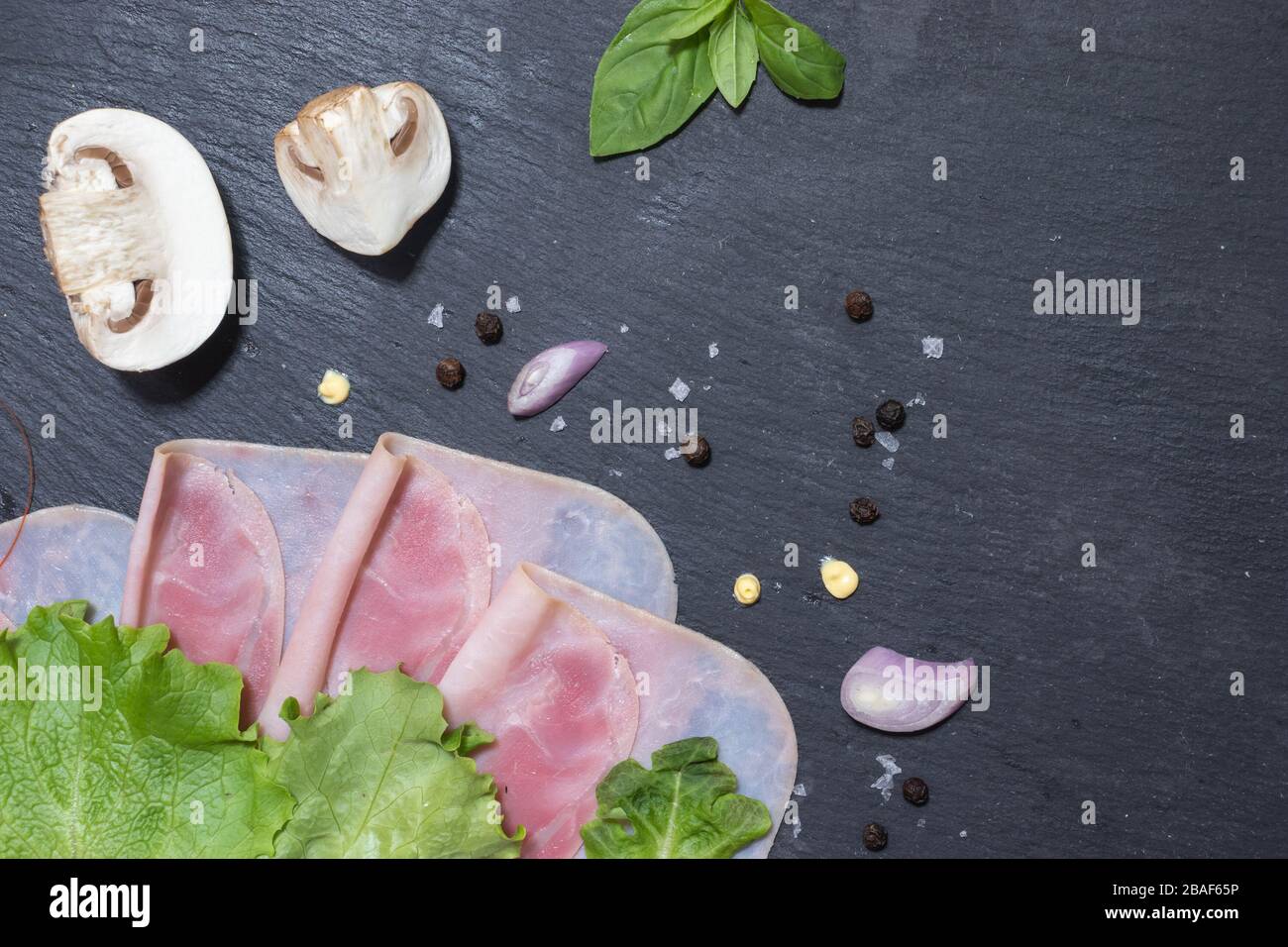 Frische leckere Hamburger Zutaten mit Käse und Pilzen Stockfoto