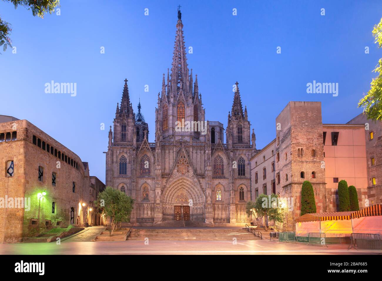 Kathedrale des Heiligen Kreuzes und Sankt Eulalia während der blauen Morgenstunde, Barri Gotisches Viertel in Barcelona, Katalonien, Spanien Stockfoto