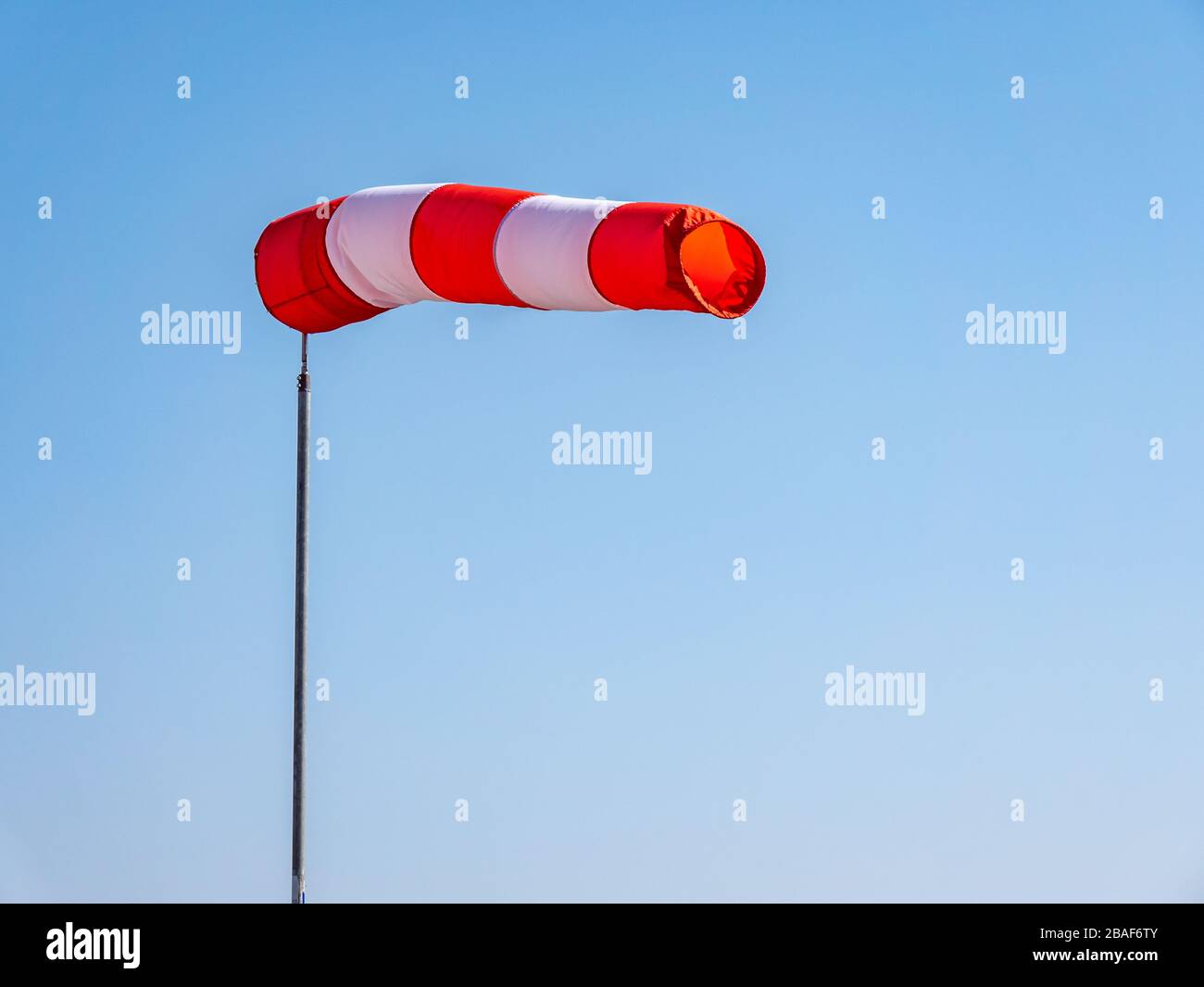 Rot-weißer Windsock mit blauem Hintergrund Stockfoto