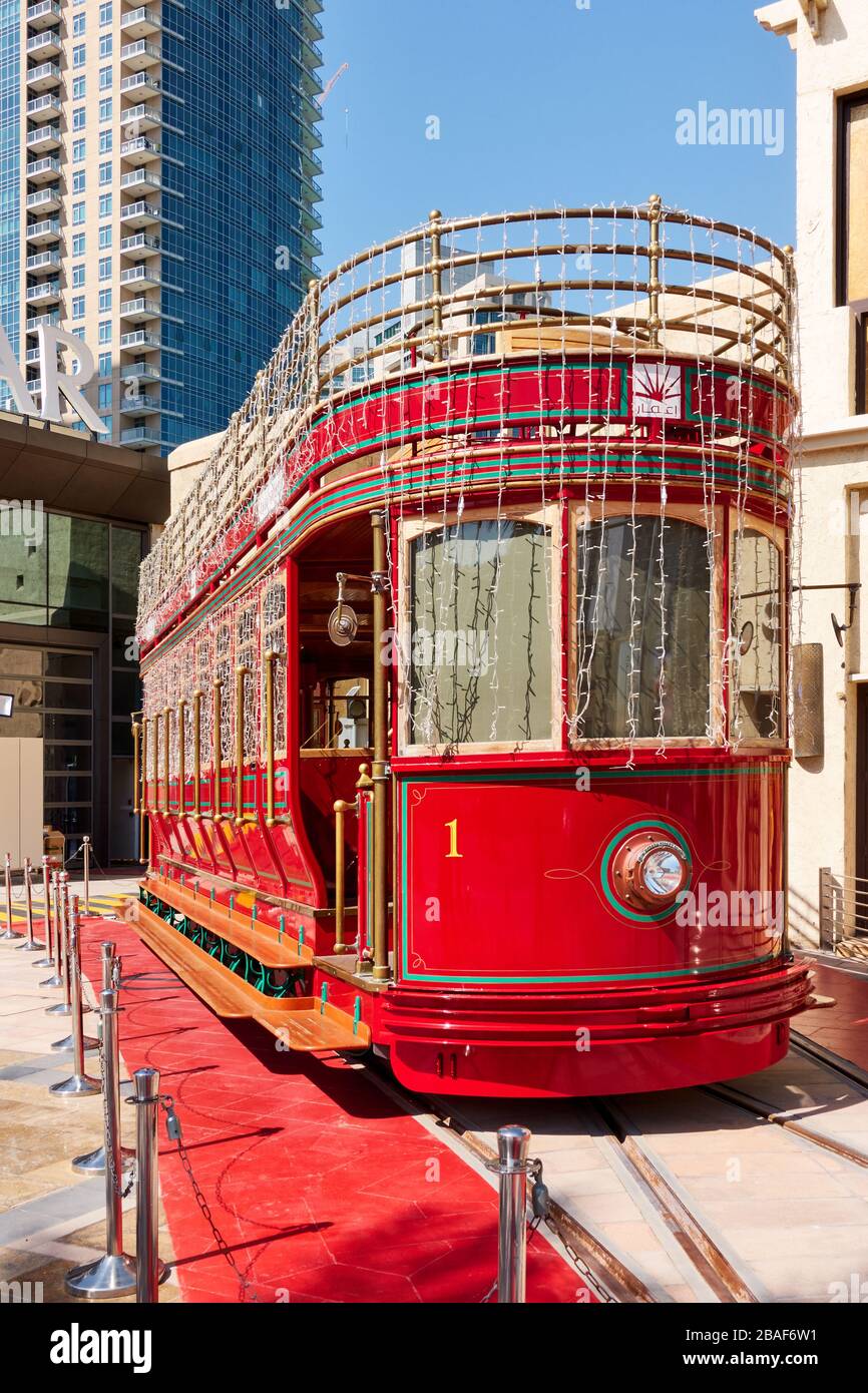 Dubai, VAE - 02. Februar 2020: Rote Retro-Tram in der Innenstadt von Dubai, Vereinigte Arabische Emirate Stockfoto