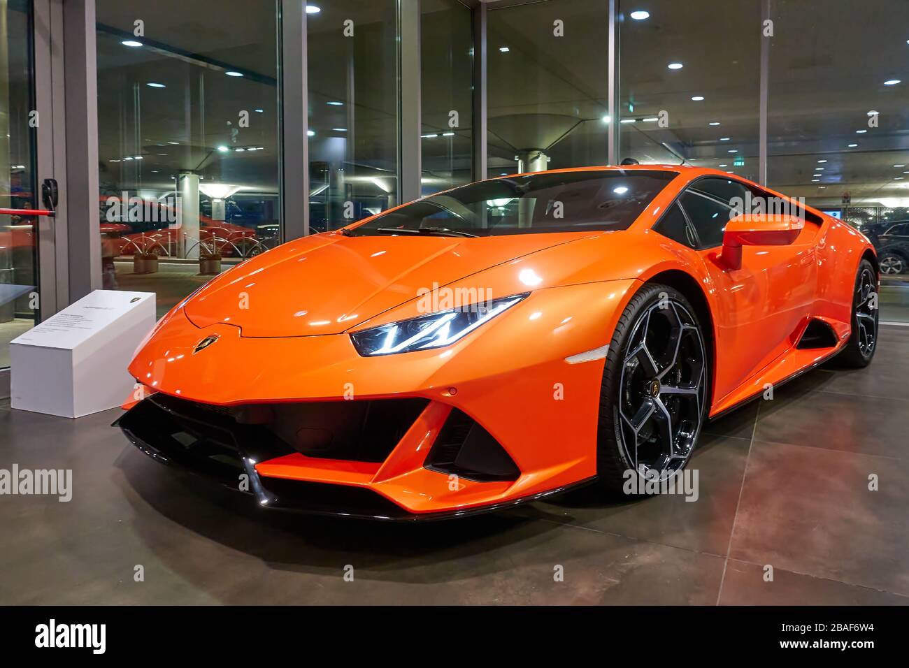 Bologna, Italien - 03. März 2020: Supercar Lamborghini Huracan EVO Spyder in der Halle des Flughafens Bologna Stockfoto
