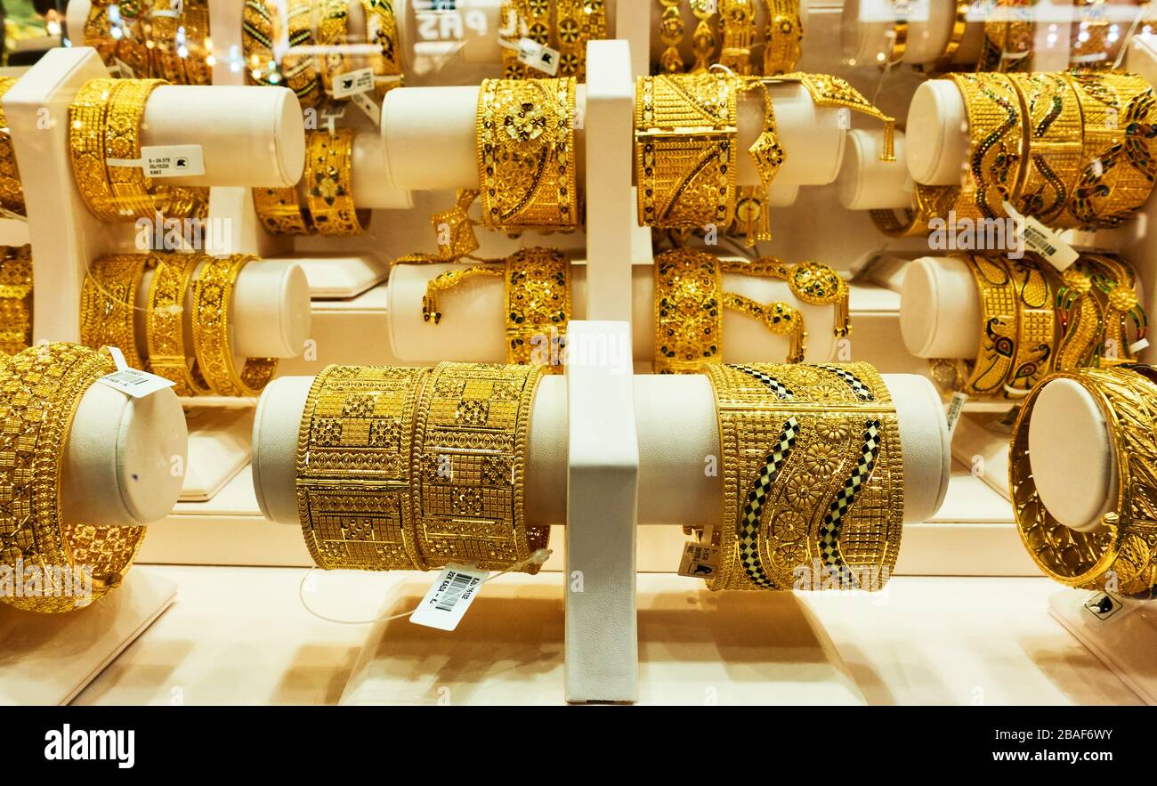 Dubai, VAE - 31. Januar 2020: Schaufenster eines Juweliergeschäftes mit Armbändern aus Gold auf dem Golden Souk Market in Dubai, Vereinigte Arabische Emirate Stockfoto