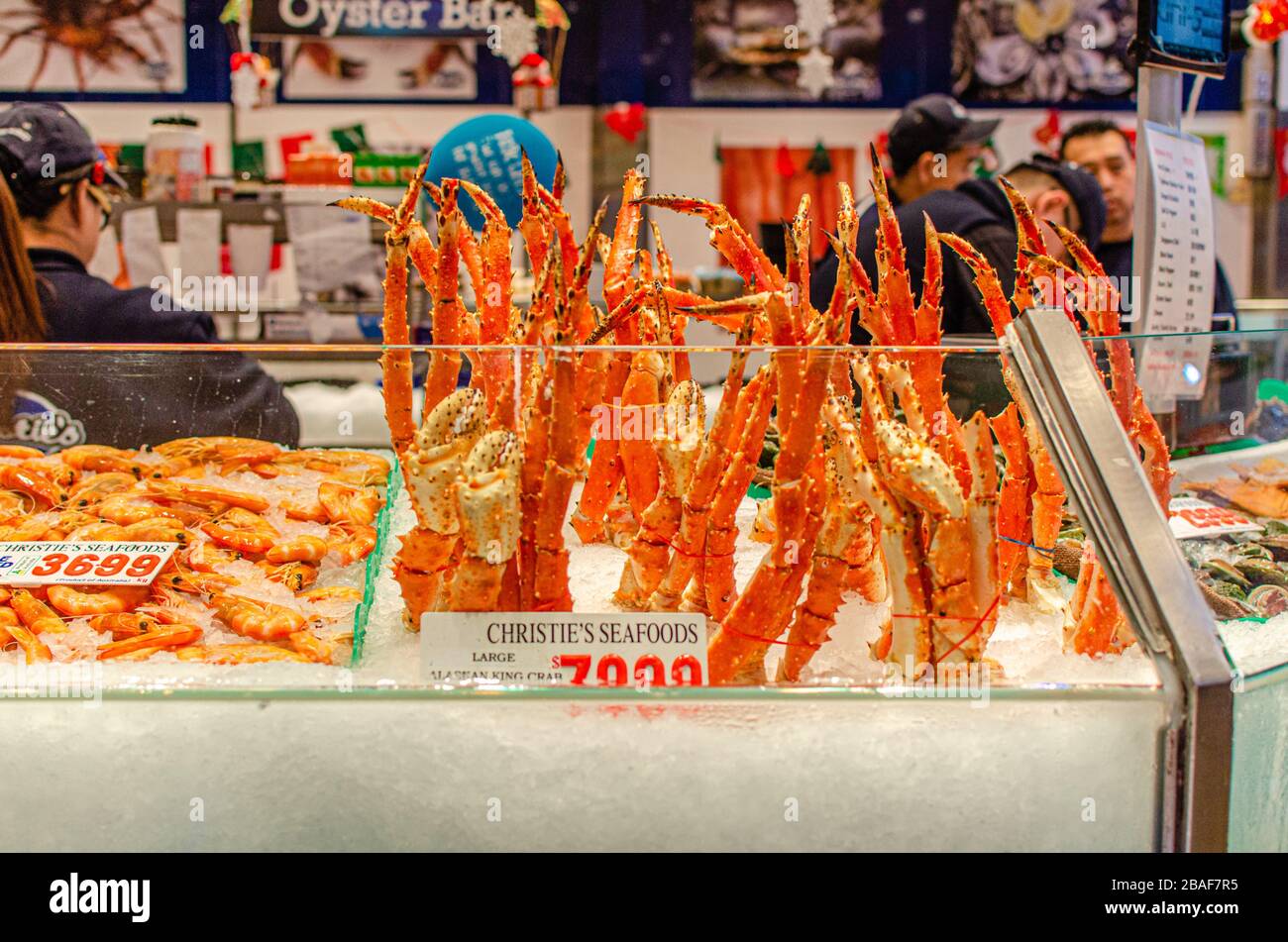 Frische Alaskakakrabbe auf Eis zum Verkauf in Christie's Seafoods in Sydney Fish Market, Australien Stockfoto