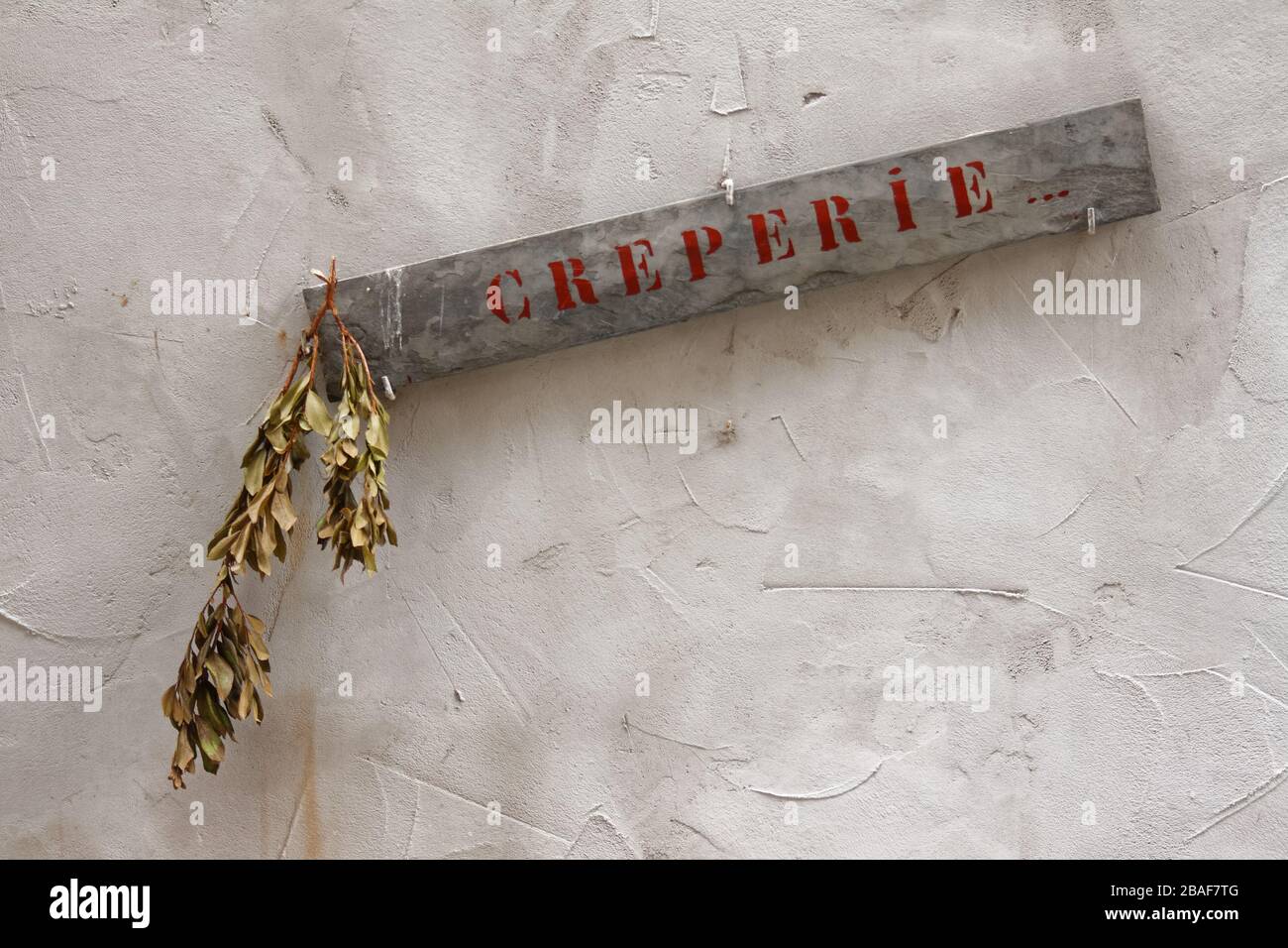 Creperie-Schild an der Wand Stockfoto