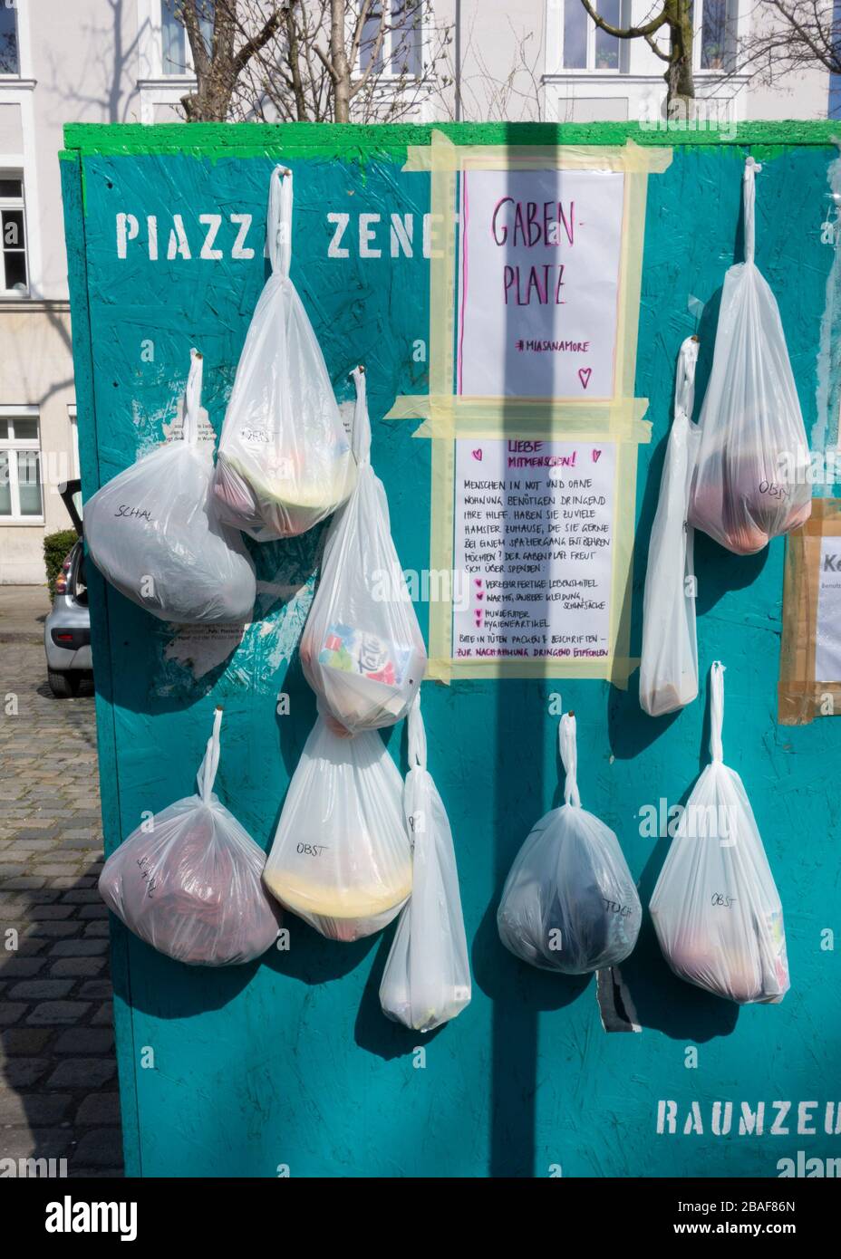 Lebensmittelpakete für bedürftige Menschen, die während der Covid-19-Epidemie an einer Wand hängen. Stockfoto