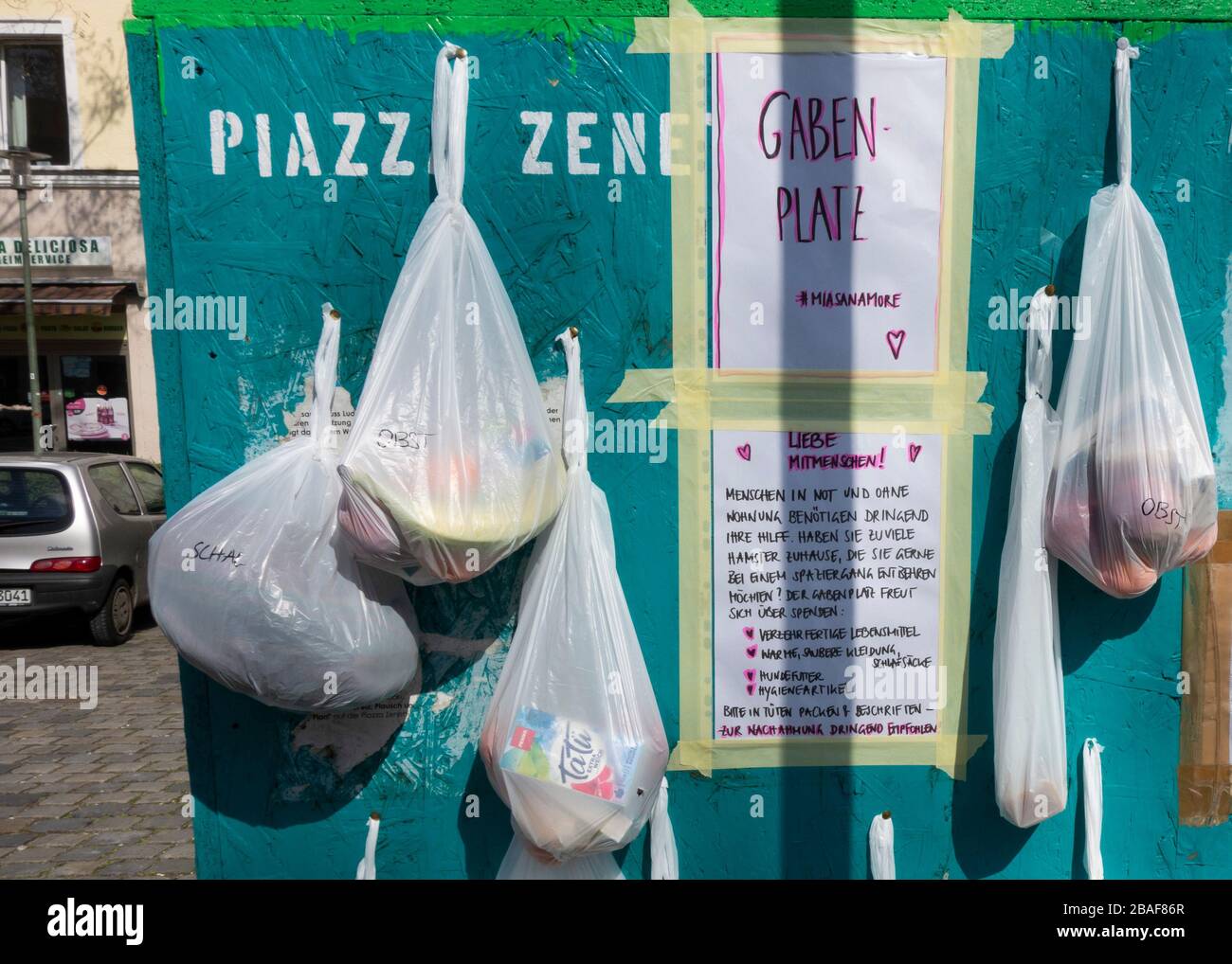 Lebensmittelpakete für bedürftige Menschen, die während der Covid-19-Epidemie an einer Wand hängen. Stockfoto