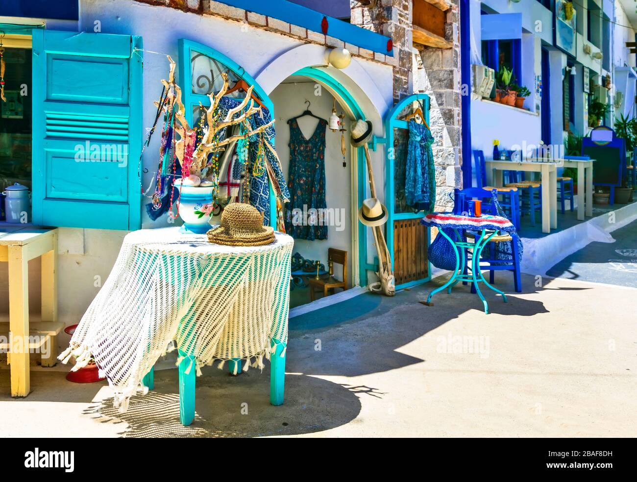 Traditionelles Souvenirladen auf der insel kykladen, Amorgos. Stockfoto