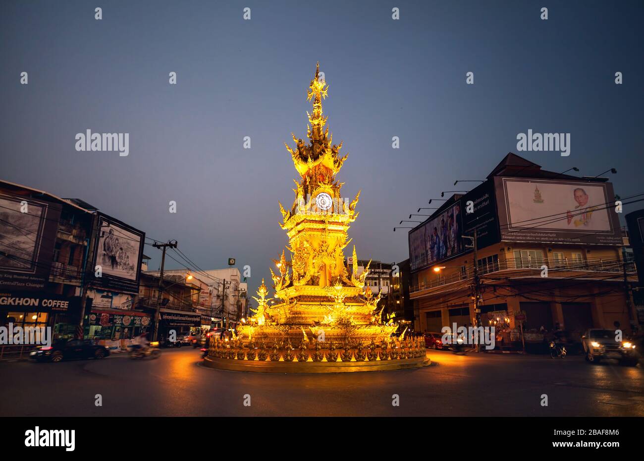 CHIANG RAI, Thailand - 25. November 2016: Golden Clock Tower with Illumination, 2008 vom thailändischen Künstler Chalermchai Kositpipatat gegründet Stockfoto