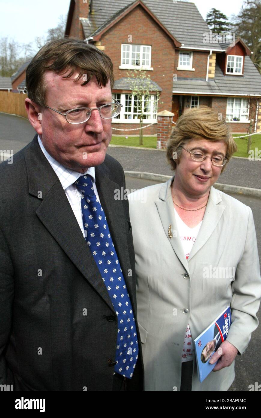 Ulster Unionist Parteichef David Trimble steht neben seiner Frau Daphne während der Kanvasierung in Banbridge, 25. April 2005, Nordirland. Foto/Paul McErlane Stockfoto