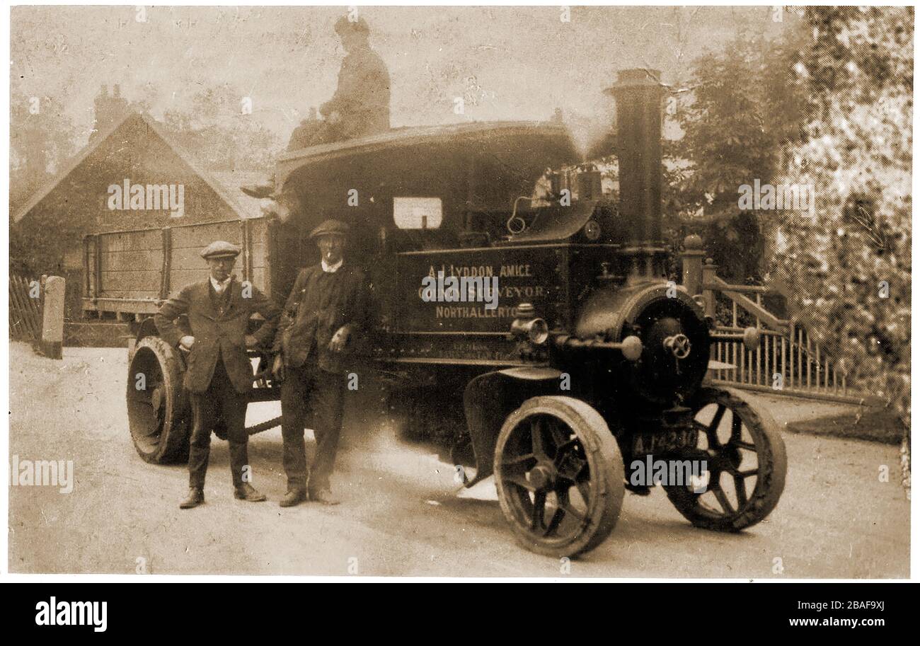 Ein Vintage-Foto eines Foden Steam Wagon c 1920 im Dienst des North Yorkshire County Surveyor (UK), zusammen mit drei nicht identifizierten Mitarbeitern. Foden Trucks war ein britisches LKW- und Busunternehmen mit Ursprung in Elworth bei Sandbach im Jahr 1856. Stockfoto