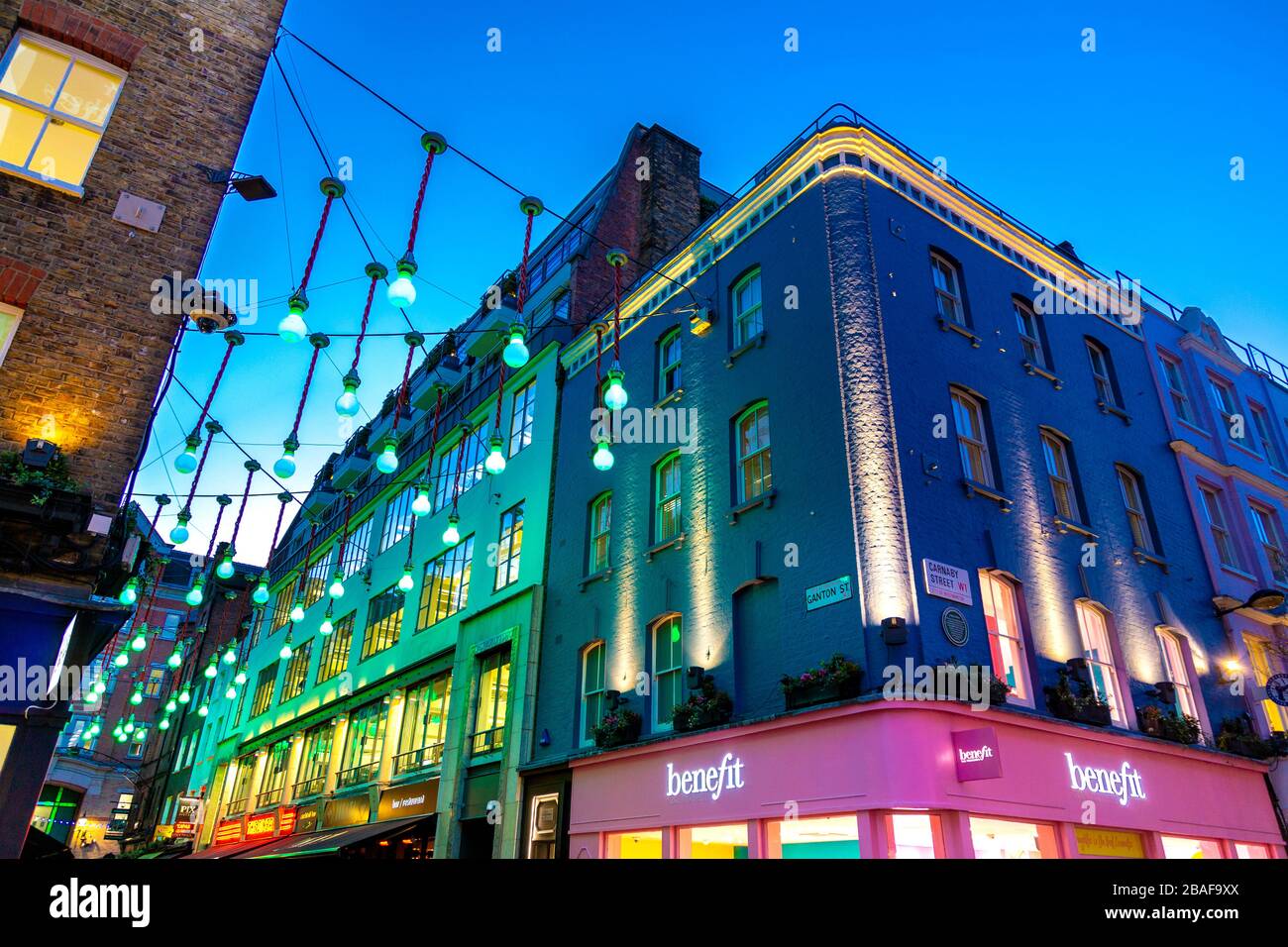 Pastellfarbene Geschäfte und Fassaden in der Carnaby Street, Soho, London, Großbritannien Stockfoto