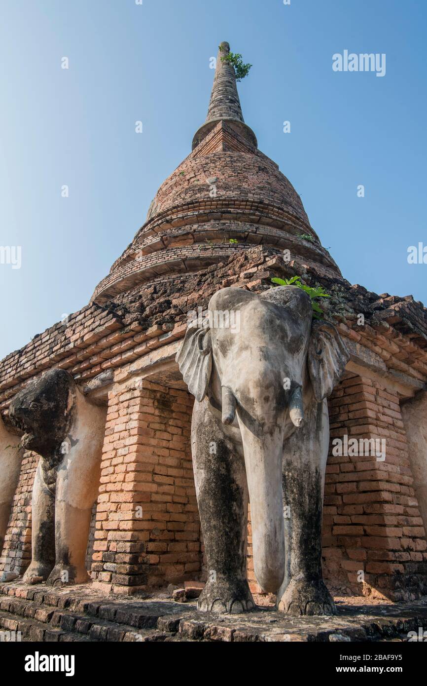 Der Wat Chang Lom Tempel im historischen Park in Sukhothai in der Provinz Sukhothai in Thailand. Thailand, Sukhothai, November 2019 Stockfoto