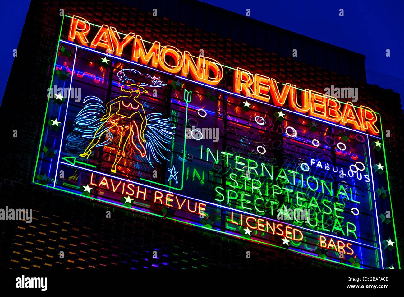 Neon-Schild für Raymond Revuebar Strip Club in Soho, London, Großbritannien Stockfoto