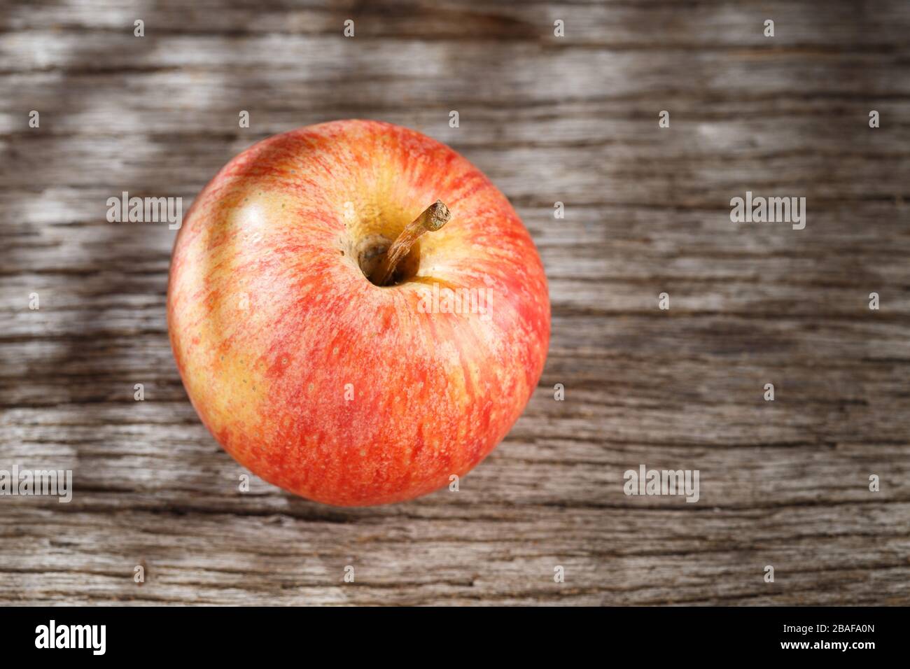 Rote apfelfrucht auf dem Tisch, Nahbild Stockfoto