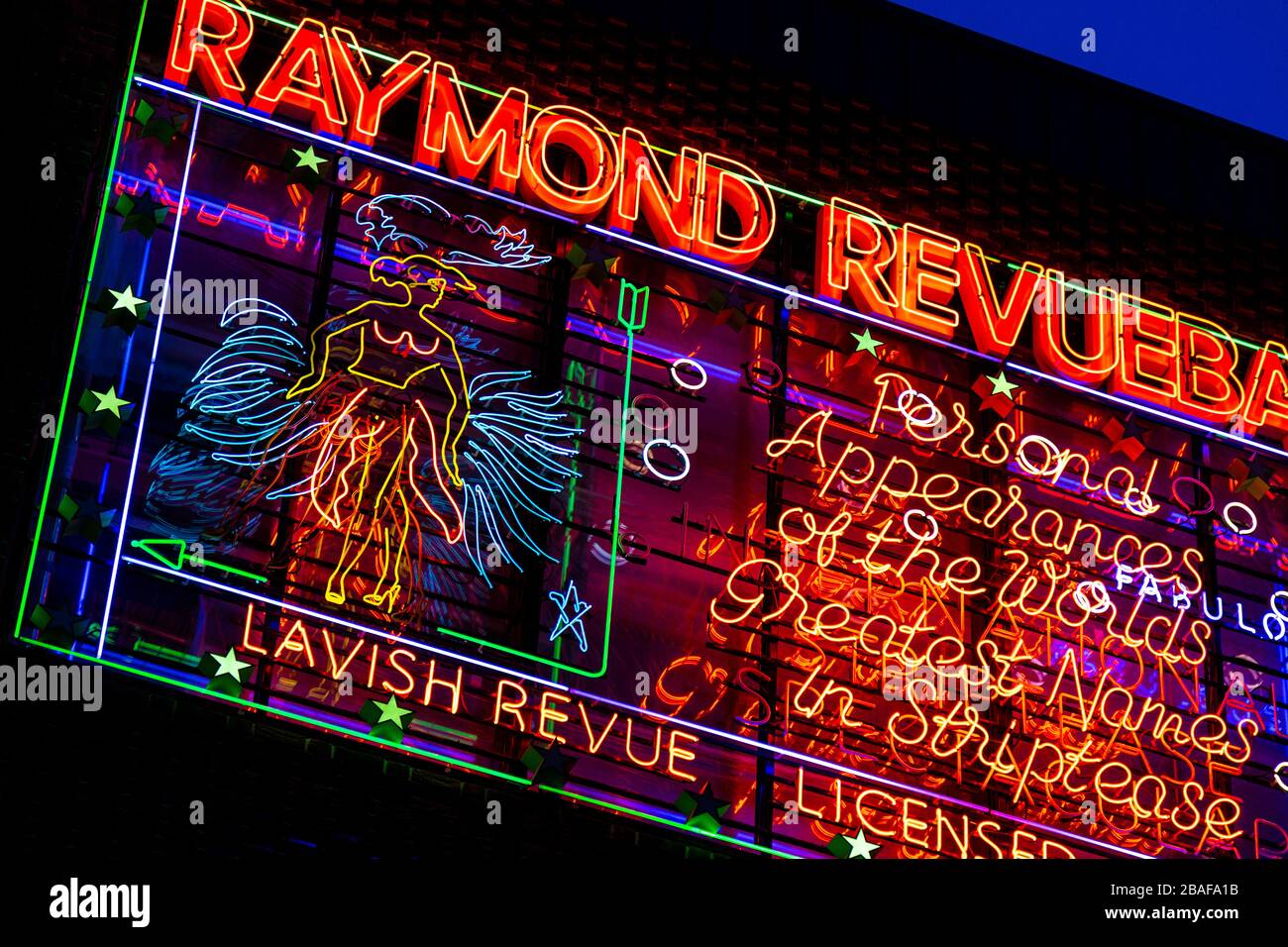 Neon-Schild für Raymond Revuebar Strip Club in Soho, London, Großbritannien Stockfoto