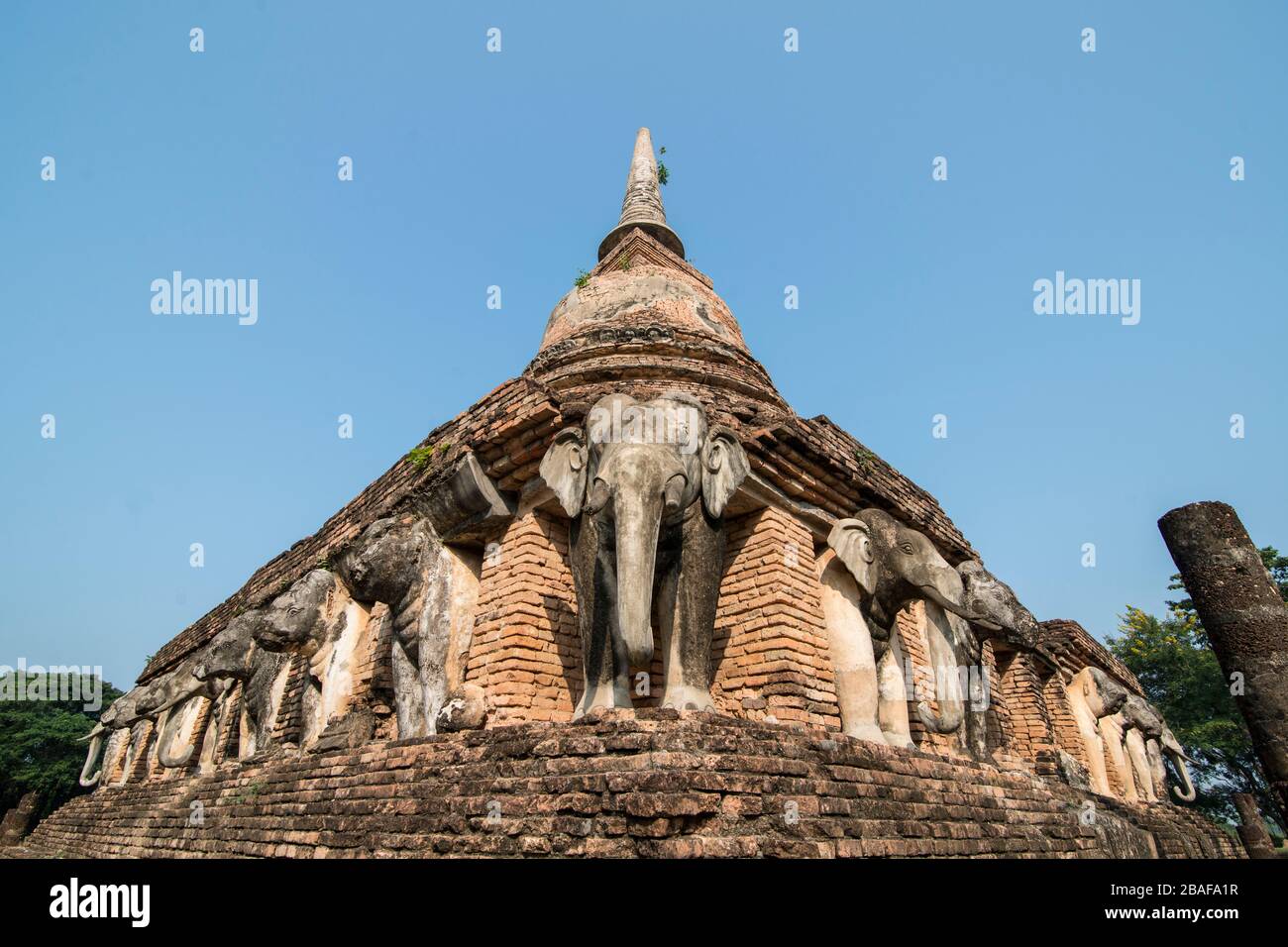 Der Wat Chang Lom Tempel im historischen Park in Sukhothai in der Provinz Sukhothai in Thailand. Thailand, Sukhothai, November 2019 Stockfoto