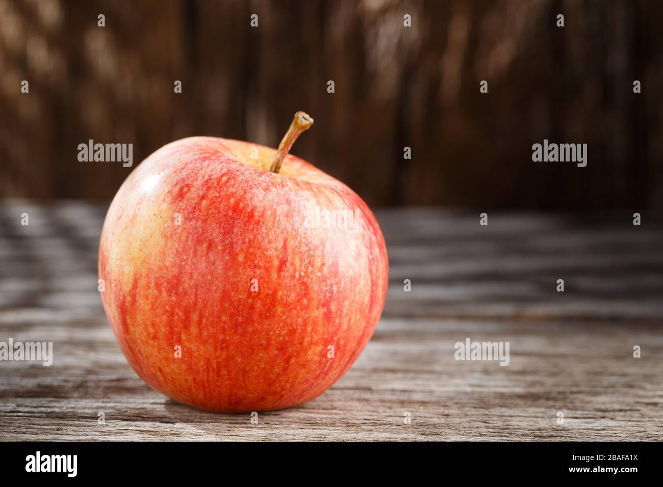 Rote apfelfrucht auf dem Tisch, Nahbild Stockfoto