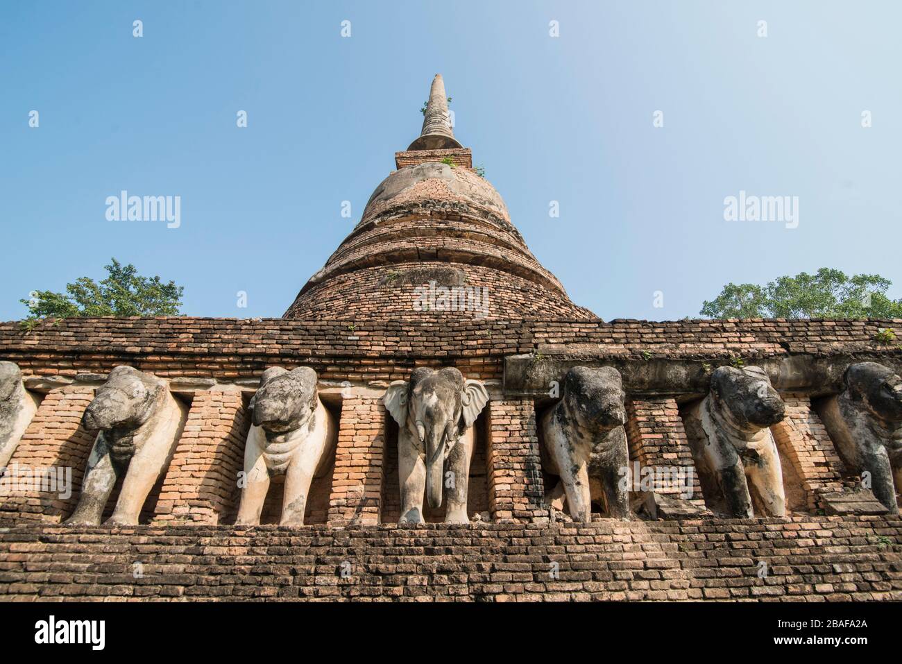 Der Wat Chang Lom Tempel im historischen Park in Sukhothai in der Provinz Sukhothai in Thailand. Thailand, Sukhothai, November 2019 Stockfoto