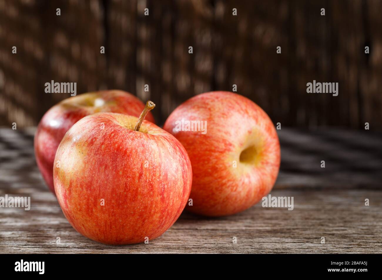 Rote apfelfrucht auf dem Tisch, Nahbild Stockfoto